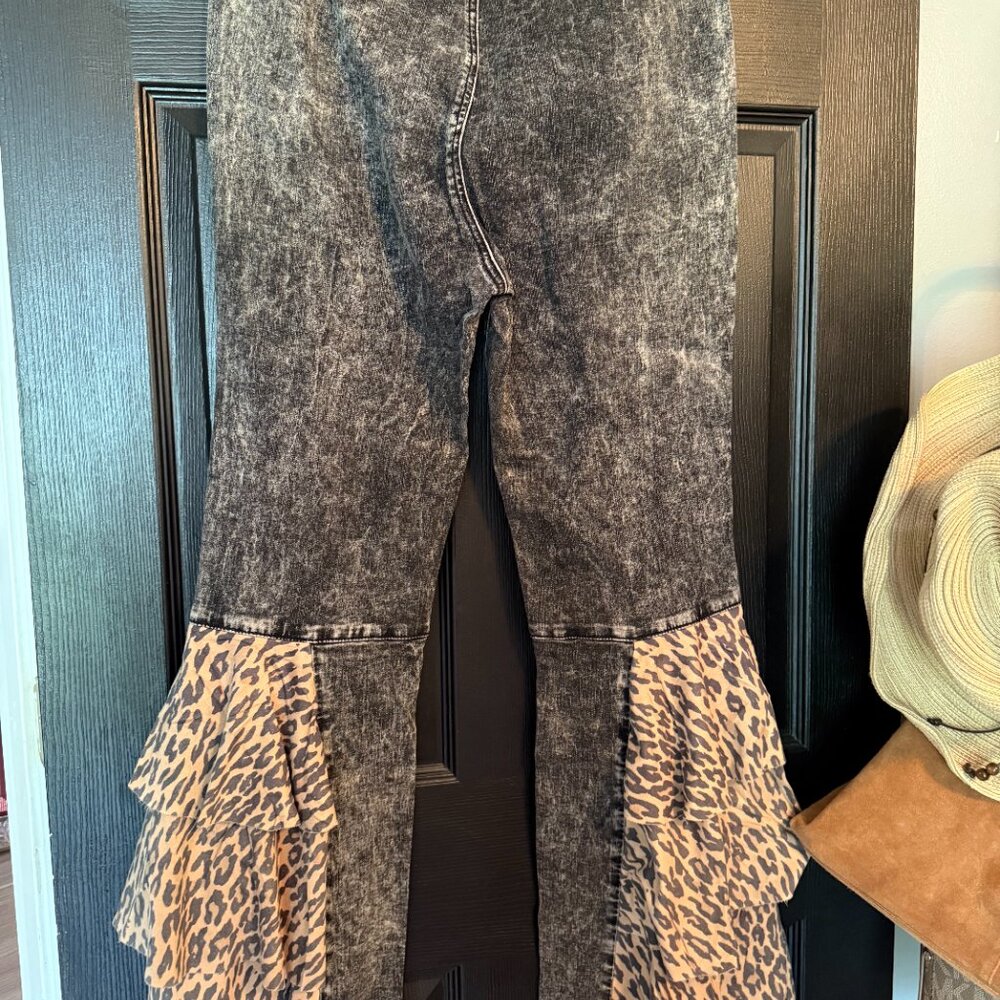 Fashion Express  Leopard Bell Bottom Leggings - Large - NWOT - Picture 3 of 5